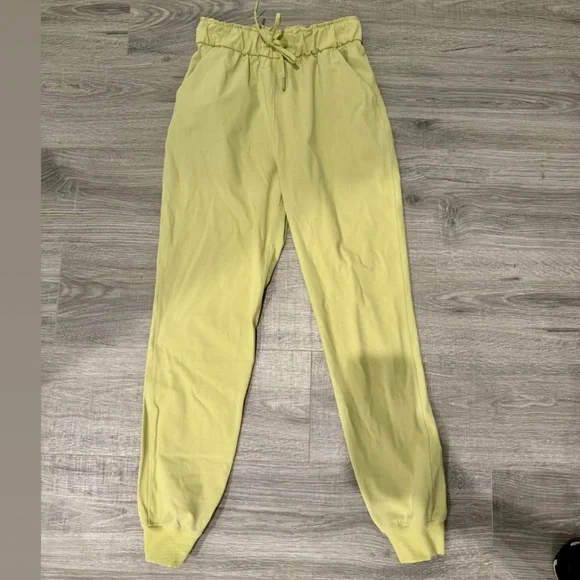 Lululemon Stretch High-Rise Jogger in Finch Yellow Small size - Picture 3 of 4